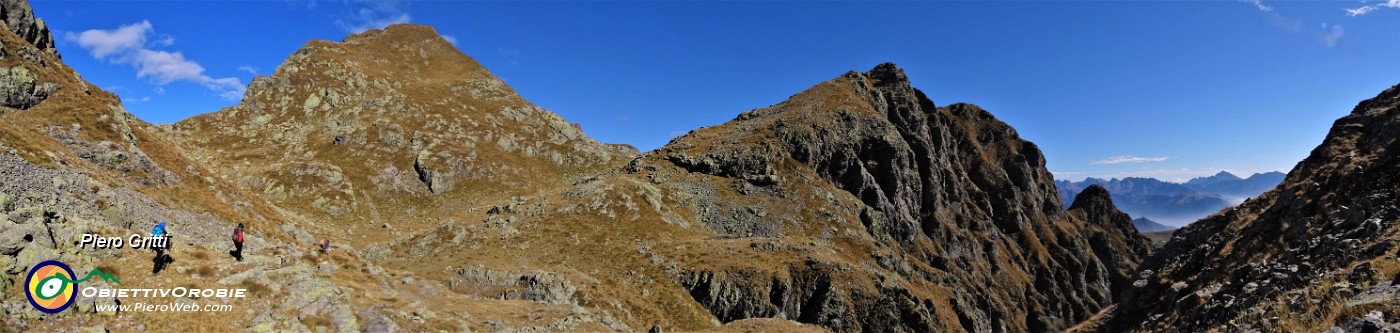 48 A dx Bocchetta di Valle Pianella, Torrione e Pizzo di Giacomo , a sx Bocca di Trona.jpg